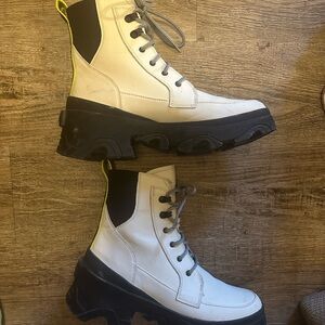 Sorel size 9 white boots